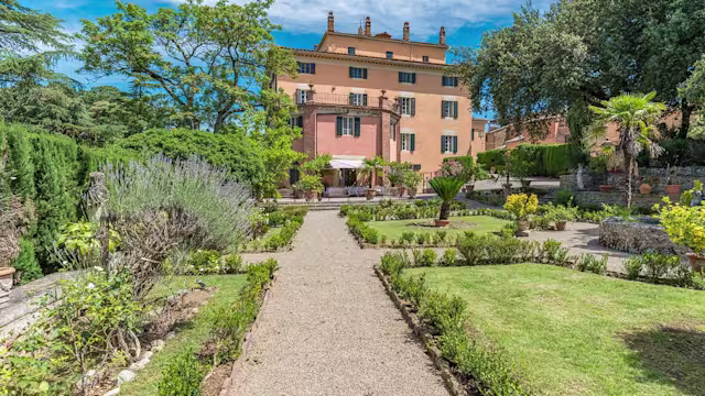 Evergreen Oleander, Plum Guide home in Umbria