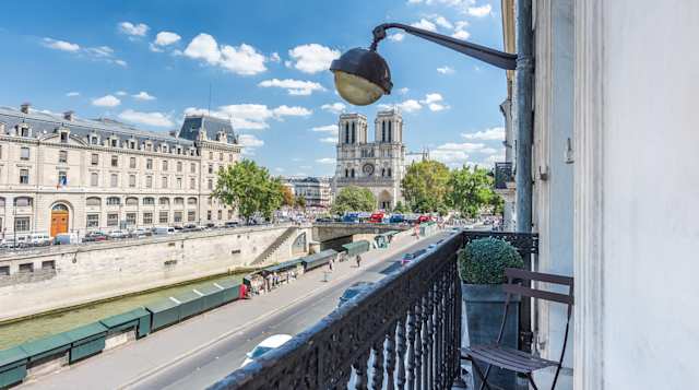 Notre Dame's Balcony, Plum Guide home in Paris