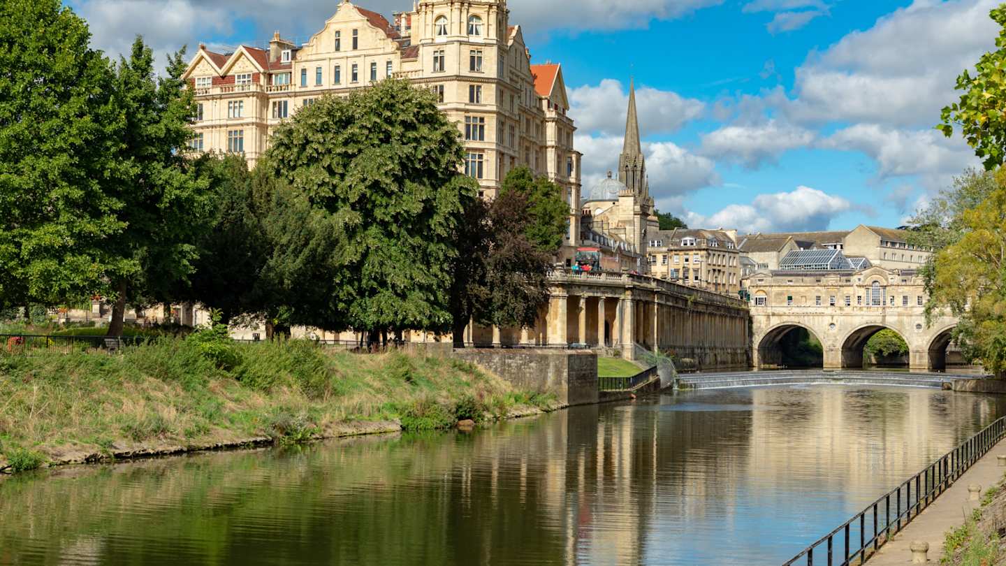 Pulteney Bridge across the River Avon in Bath, Somerset, England