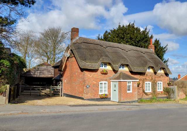 Thatched Beauty, Plum Guide home in Bournemouth, UK