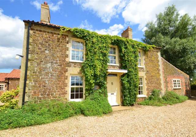 Farmstead Gardens, Plum Guide home in Norfolk, UK