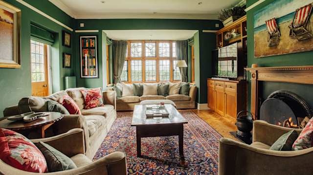 Emerald & Lush, Plum Guide home in Guildford, Surrey, UK