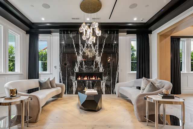 Quartz & Chandeliers, Plum Guide home in Melrose, Los Angeles, USA