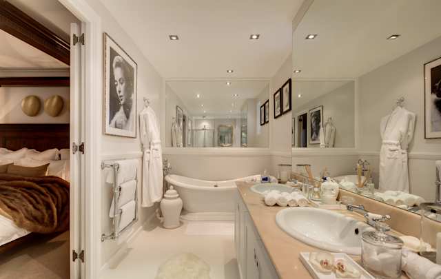 En suite bathroom in Chelsea Glam, Plum Guide home in London