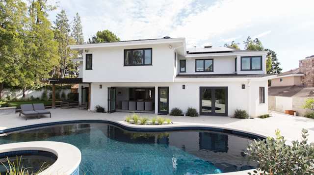 White Somera, Plum Guide home in Los Angeles