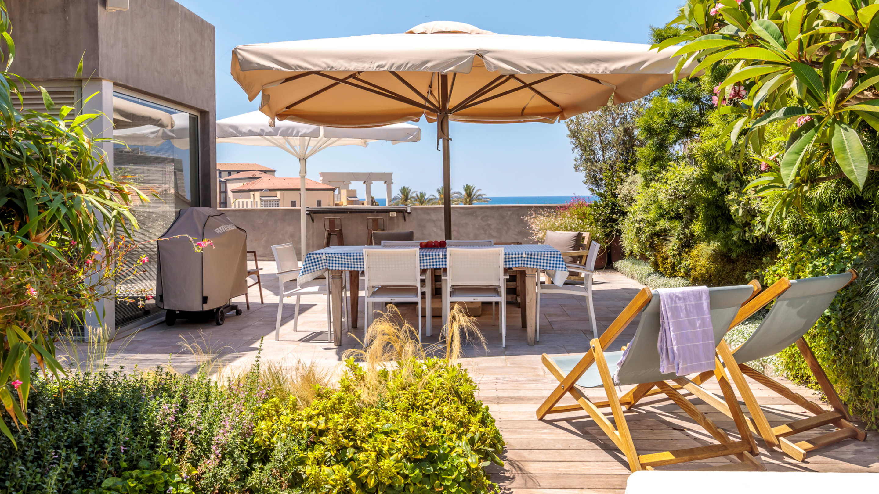 Lovely Rooftop Rooftop Roundup: 11 Stunning Rooftops to Swoon Over | Plum Guide