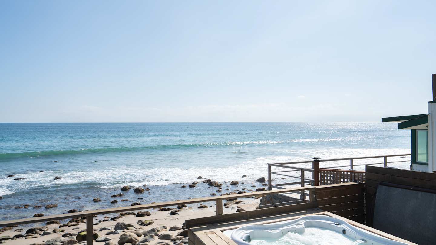 Hot tub on the beachfront in LA