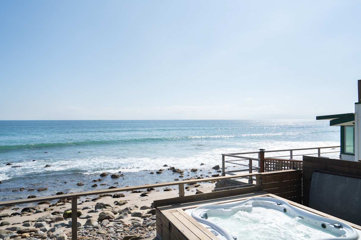 Hot tub on the beachfront in LA
