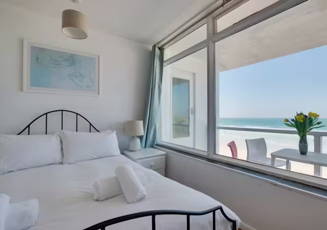 The Rolling Seas, Plum Guide home in Cornwall