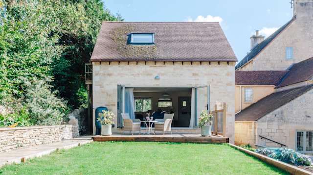 The Cotswold Cedar, Plum Guide home in the Cotswolds