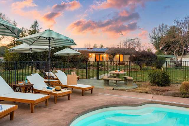 California Laurel, Plum Guide home in Sonoma, California