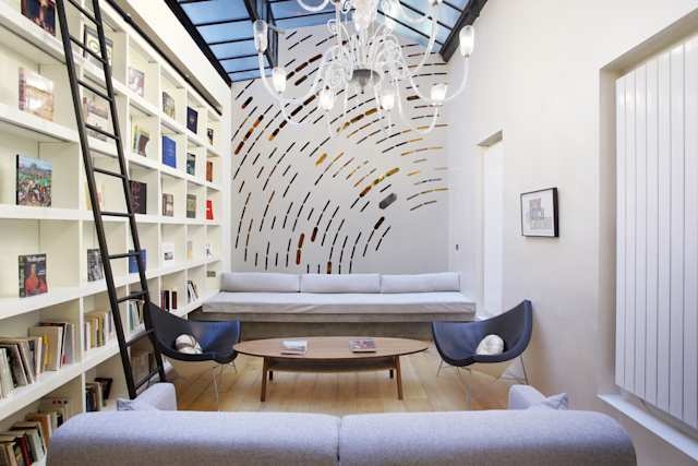 Metallic Curves, Plum Guide home in Paris, France