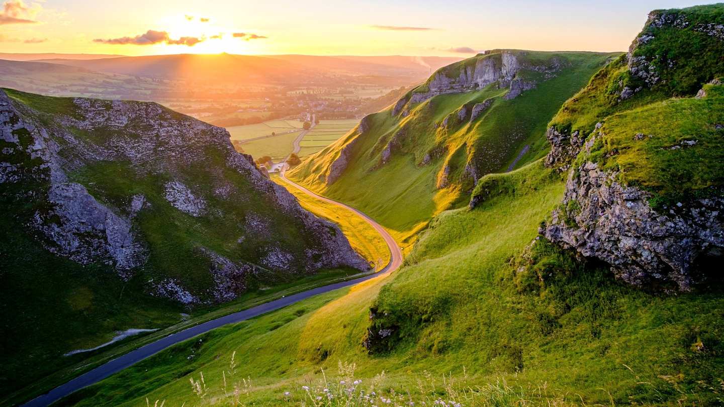 Tall green hills and mountains alongside a hiking trail in the Peak District, England, UK
