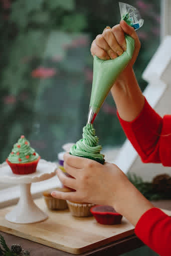 Icing cakes