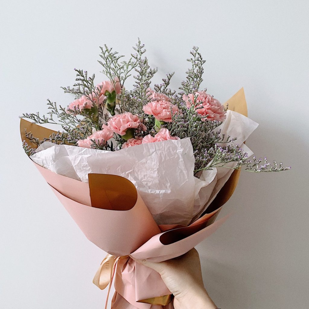 Should You Buy Flowers on a First Date? FTD’s Ultimate Guide FTD