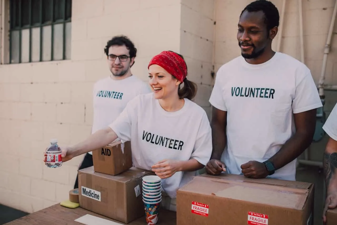 Voluntarios desarrollan un sistema en línea para alimentar a miles