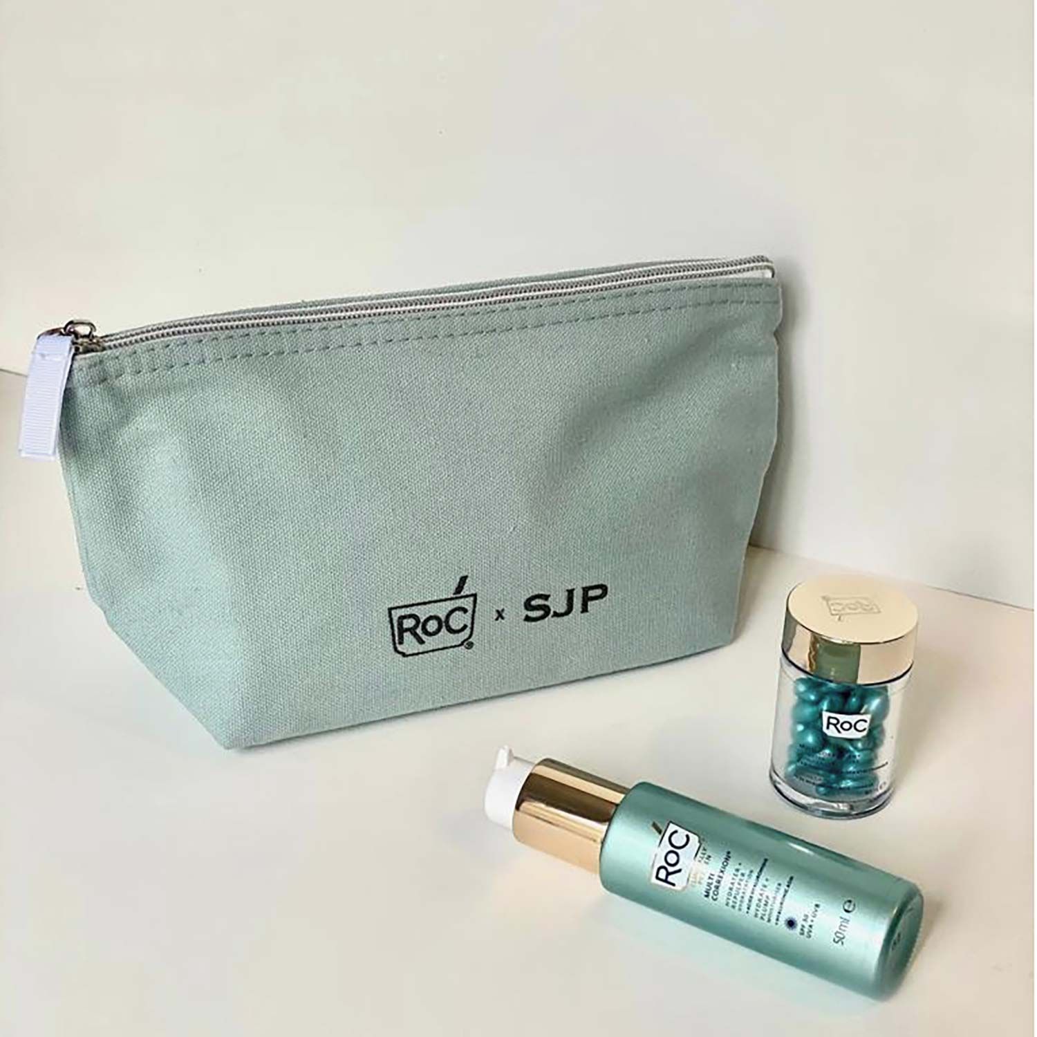 image - 986624815 - ROC KIT SJP CONTENENTE ROC MC HYDRATE+PLUM SIERO CAPSULE + ROC MC HYDRATE+ PLUMP CREMA SPF30 50 ML + POCHETTE IN OMAGGIO - 4743202_4.jpg