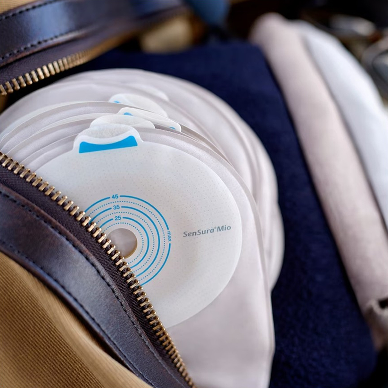 image - 924931660 - Sacca chiusa monopezzo con adesivo elastico che si adatta alle forme del corpo, realizzata in materiale tessile grigio neutro per discrezione. - 7872000_3.jpg