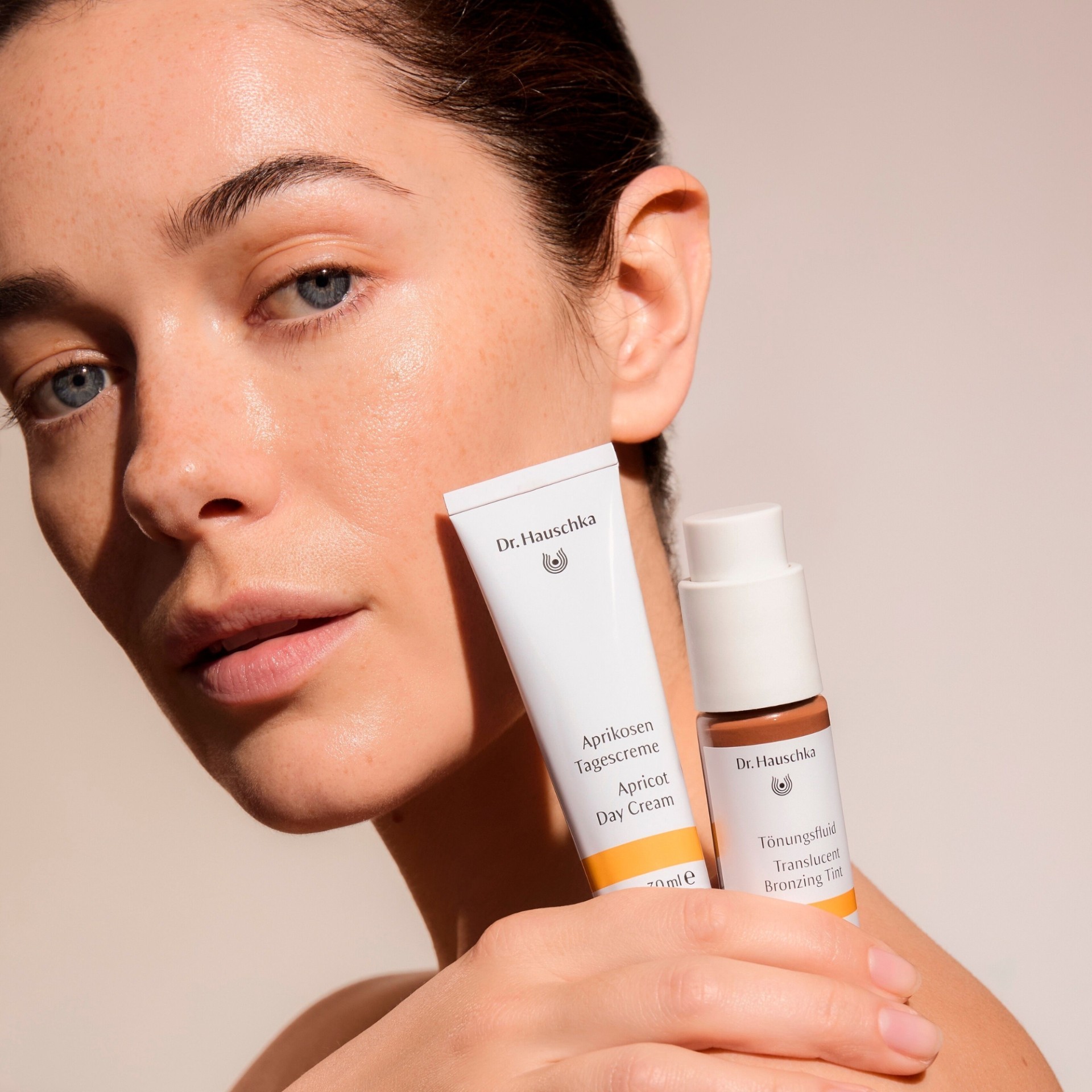 image - 979377405 - Fluido viso con pigmenti minerali che uniforma l&rsquo;incarnato e dona un effetto naturale &ldquo;pelle baciata dal sole&rdquo; senza effetto coprente. - 4755094_3.jpg