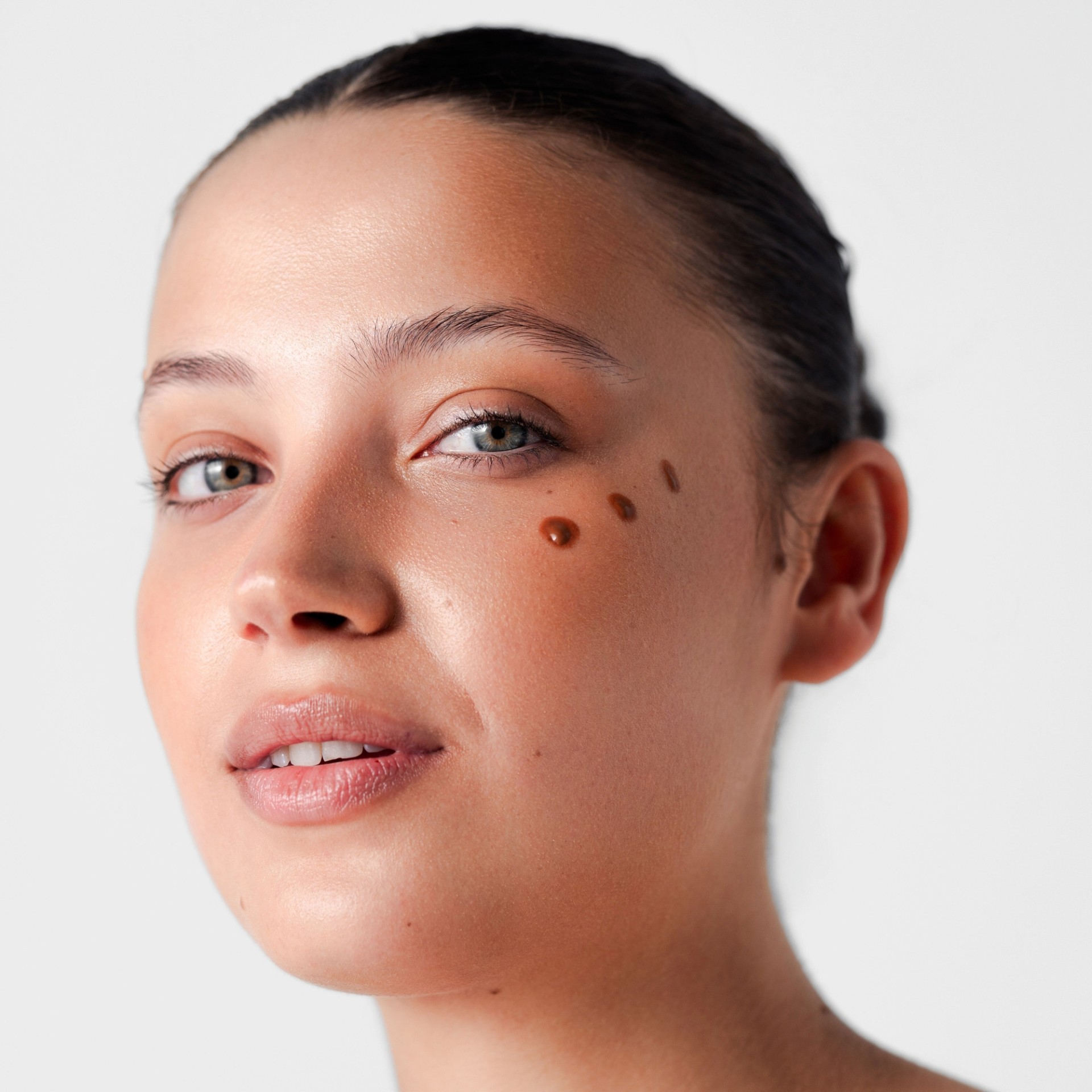 image - 979377405 - Fluido viso con pigmenti minerali che uniforma l&rsquo;incarnato e dona un effetto naturale &ldquo;pelle baciata dal sole&rdquo; senza effetto coprente. - 4755094_5.jpg