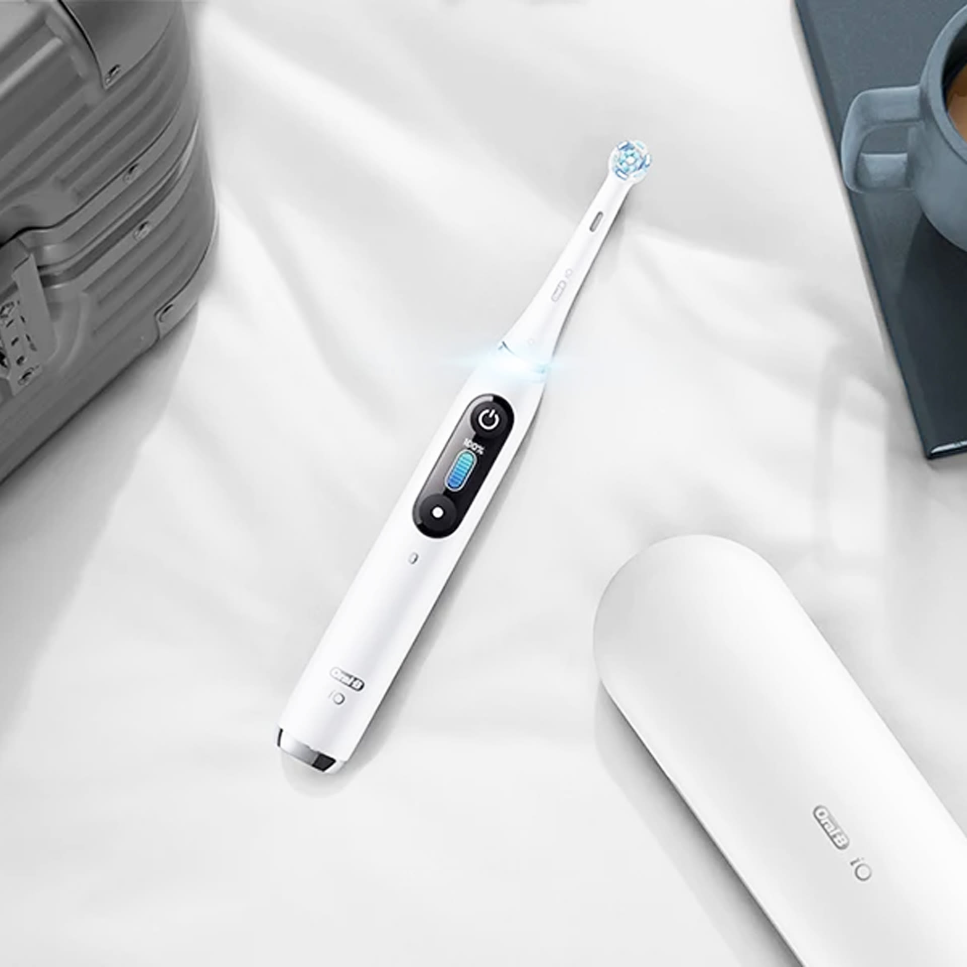 image - 984825125 - ORAL-B IO 9 WHITE SPAZZOLINO ELETTRICO + 2 REFILL TESTINE CON CUSTODIA DA VIAGGIO - 4741376_2.jpg