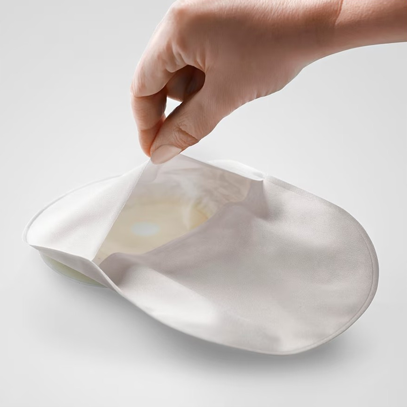 image - 924931660 - Sacca chiusa monopezzo con adesivo elastico che si adatta alle forme del corpo, realizzata in materiale tessile grigio neutro per discrezione. - 7872000_4.jpg