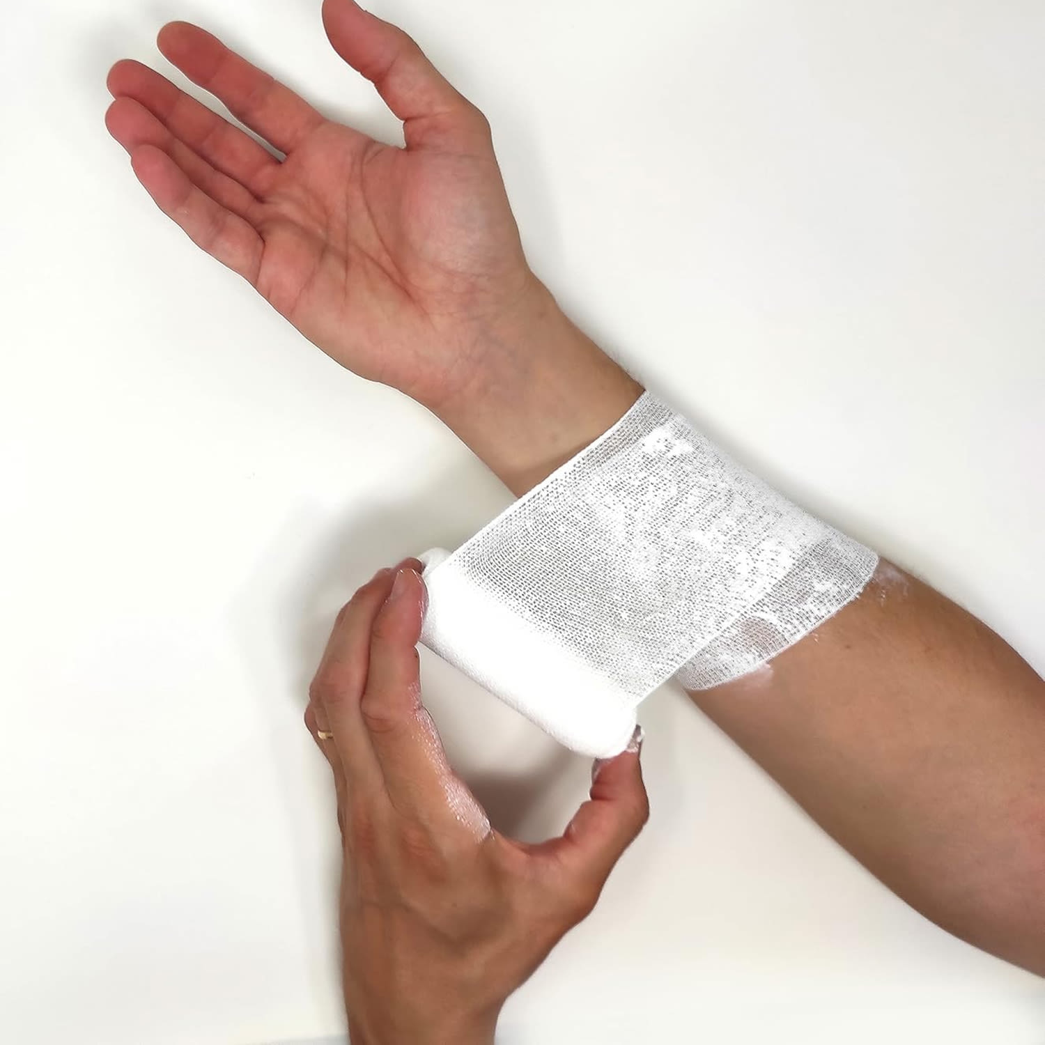 image - 903894311 - Benda medicata elastica con ossido di zinco e Cumarina, indicata per il trattamento del flebo-linfedema, da utilizzare in combinazione con bende elastiche compressive. - 0006996_3.jpg