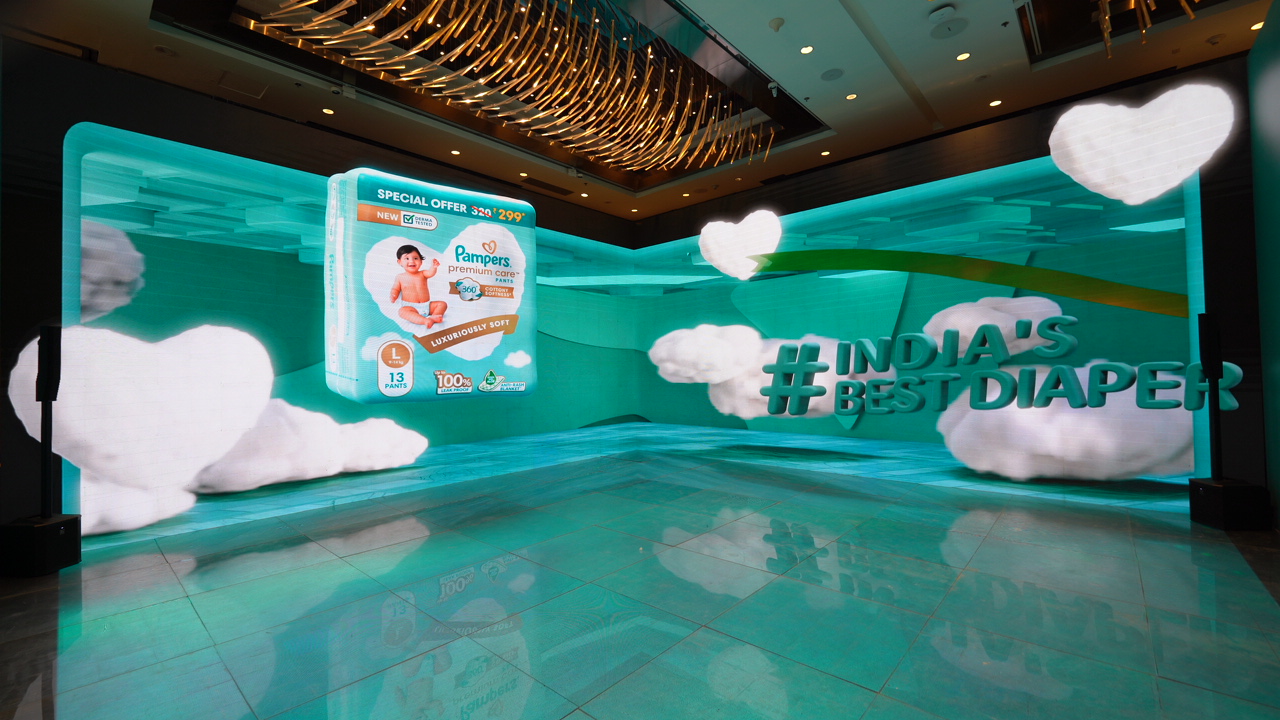 V-shape anamorphic display