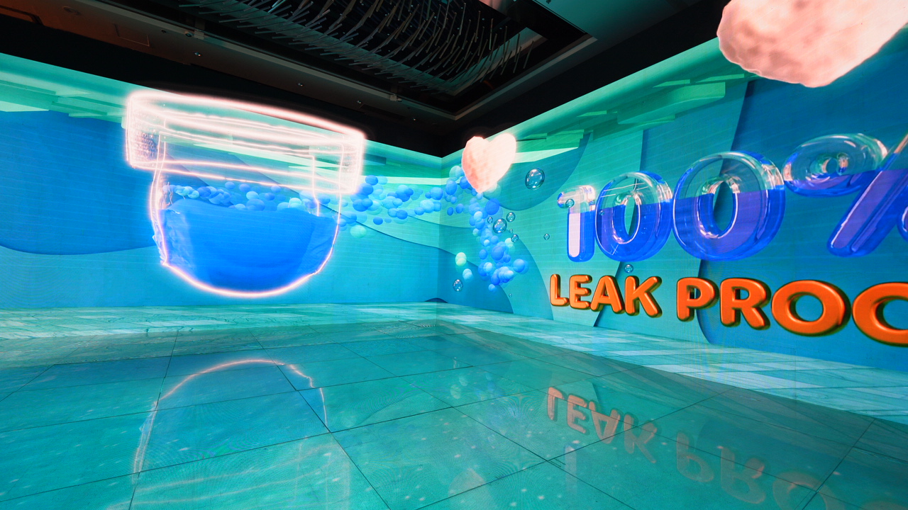 Interactive anamorphic display screen