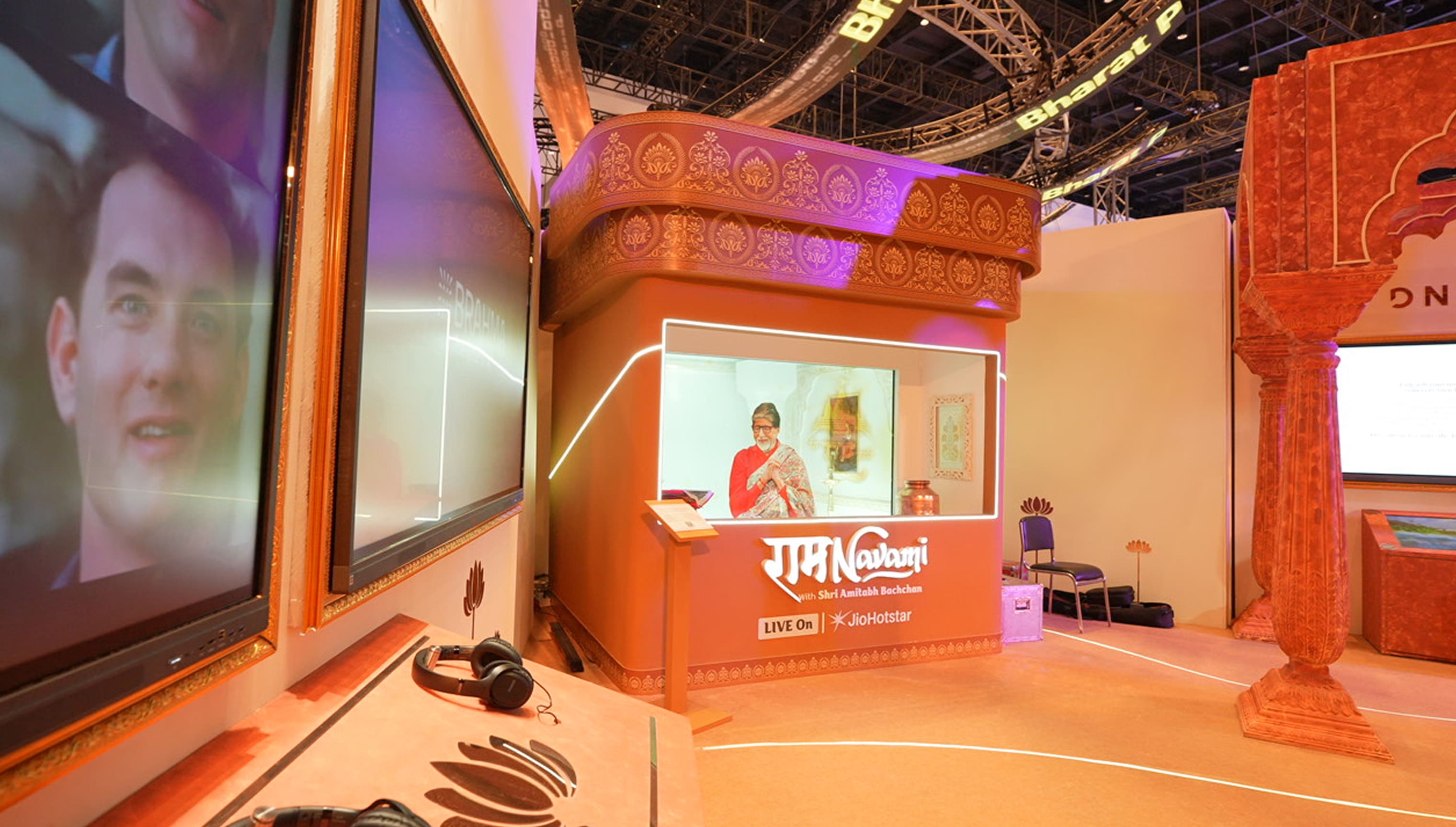 Immersive hologram display