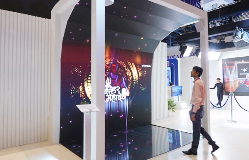 C-shaped curved Screen 