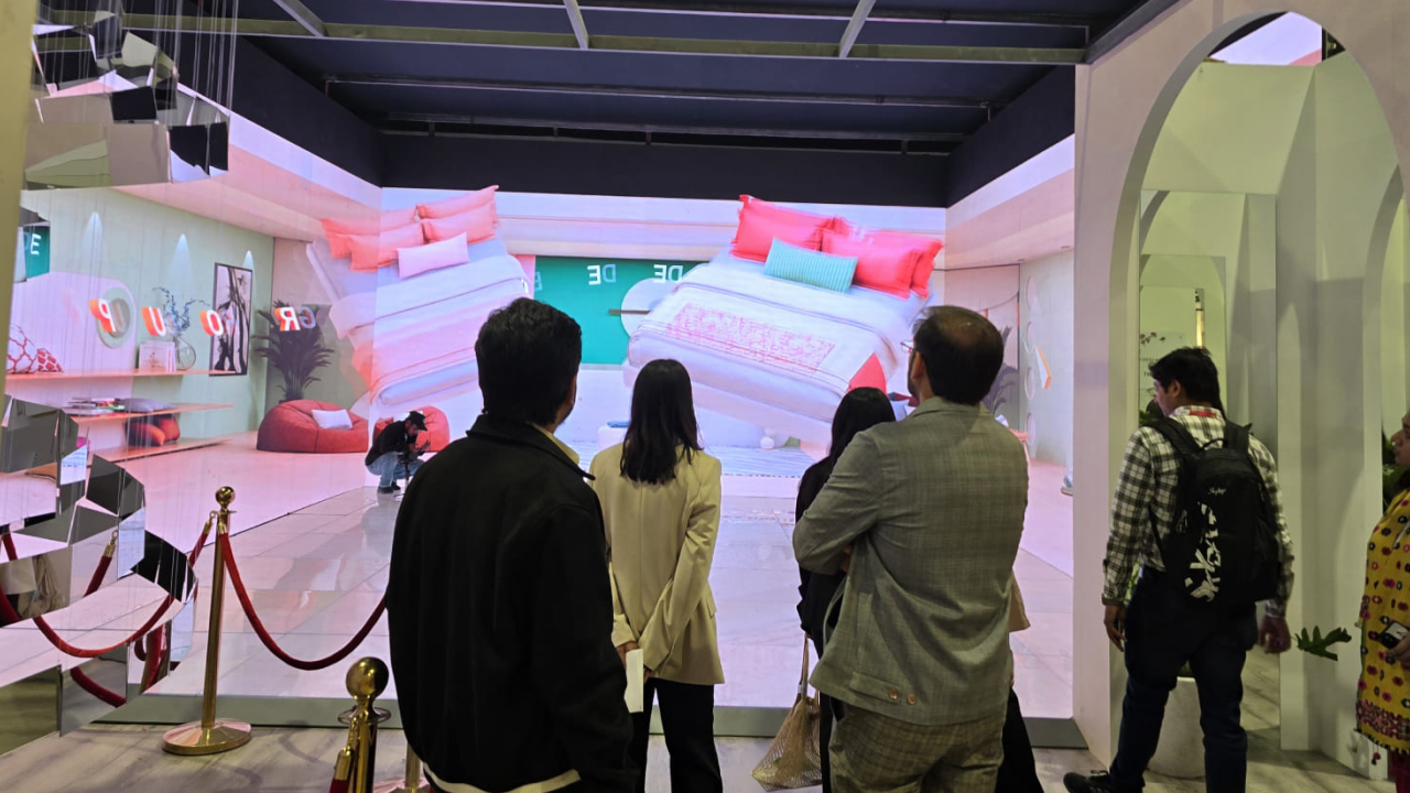 Anamorphic C-shape display