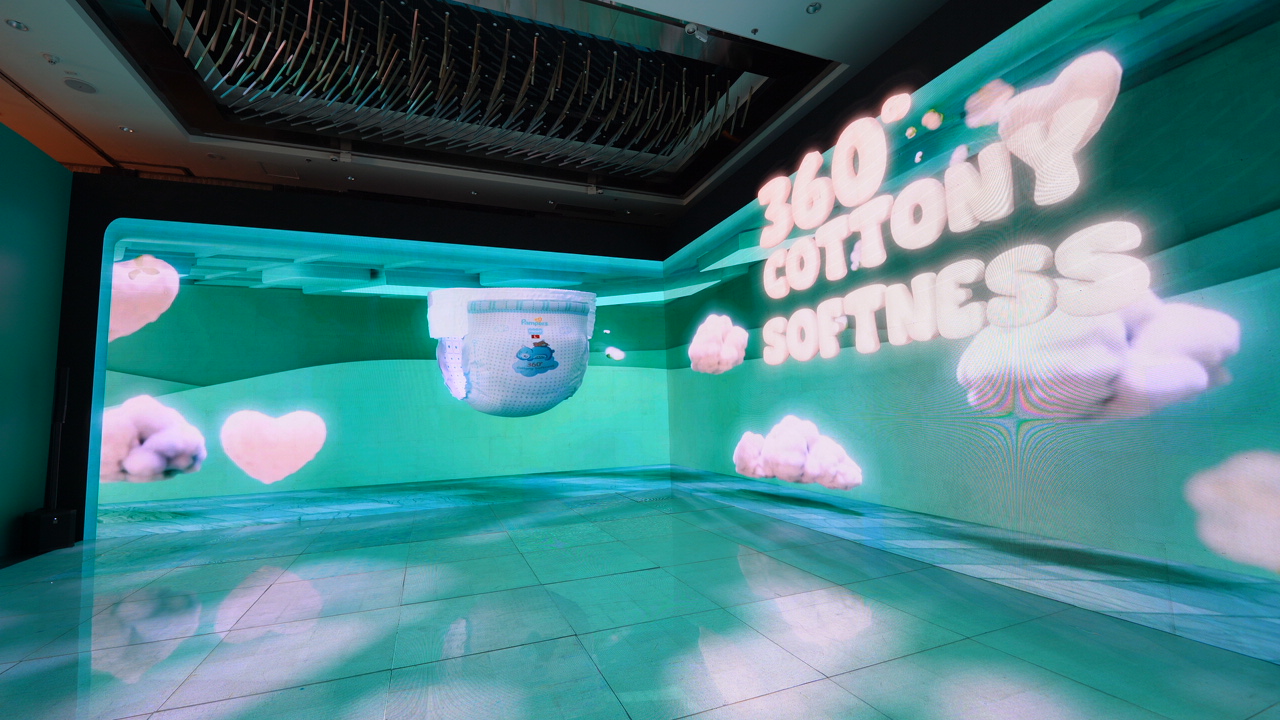 Immersive anamorphic display