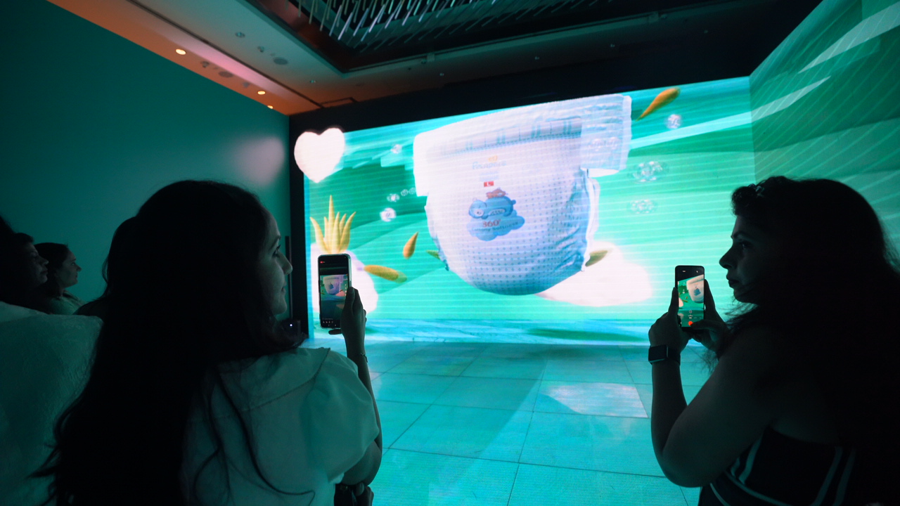 v-shape anamorphic screen