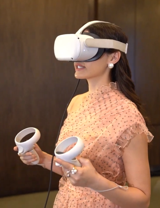 Nora Fatehi Using the Virtual Realiity Headset 