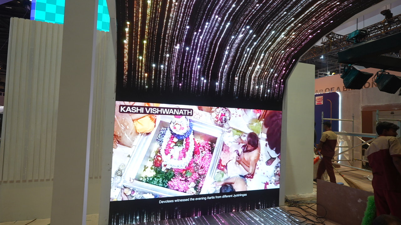 C-shaped LED installation