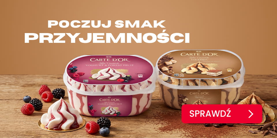 Baner reklamowy z dwoma pojemnikami lodów Carte D'Or: Tiramisu z malinami i owocami leśnymi oraz Tiramisu z orzechami i kawą. Lody stoją na drewnianym blacie, a w tle widnieje napis "POCZUJ SMAK PRZYJEMNOŚCI".