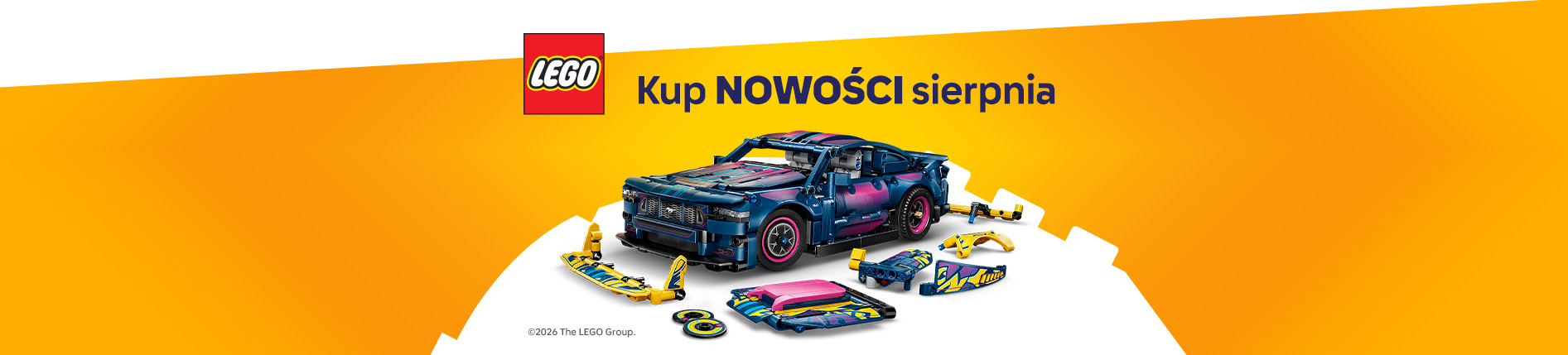 Logo LEGO oraz hasło „Kup NOWOŚCI sierpnia”. Na grafice widoczny jest zestaw LEGO z samochodem sportowym i elementami do jego personalizacji na pomarańczowym tle.