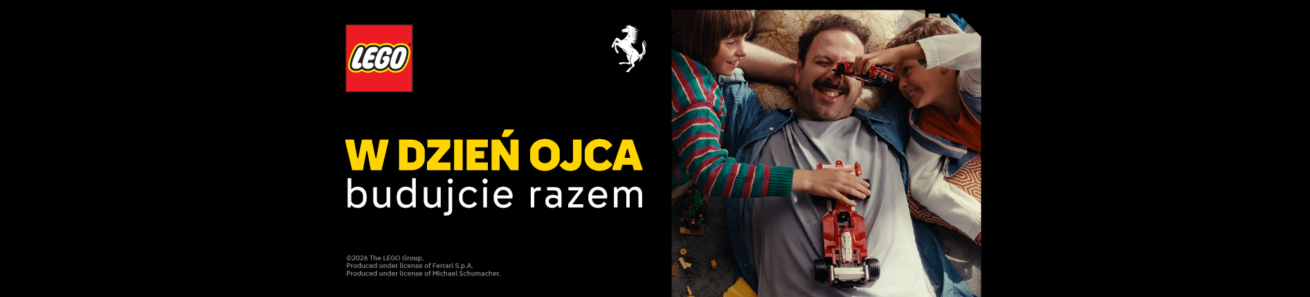 Logo LEGO oraz zdjęcie mężczyzny leżącego na podłodze z dwojgiem dzieci bawiących się modelami samochodów LEGO. Poniżej napis „W DZIEŃ OJCA budujcie razem”. Na dole dwa opakowania zestawów LEGO Ferrari i czerwony przycisk z napisem „SPRAWDŹ”.