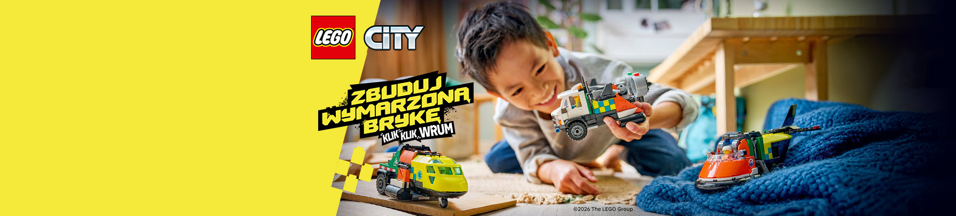 Żółta grafika LEGO City z hasłem „Zbuduj wymarzoną brykę. Klik klik, wrrum”. Po prawej chłopiec bawi się pojazdem z klocków LEGO; obok widoczne są także modele kolorowego auta terenowego i helikoptera.