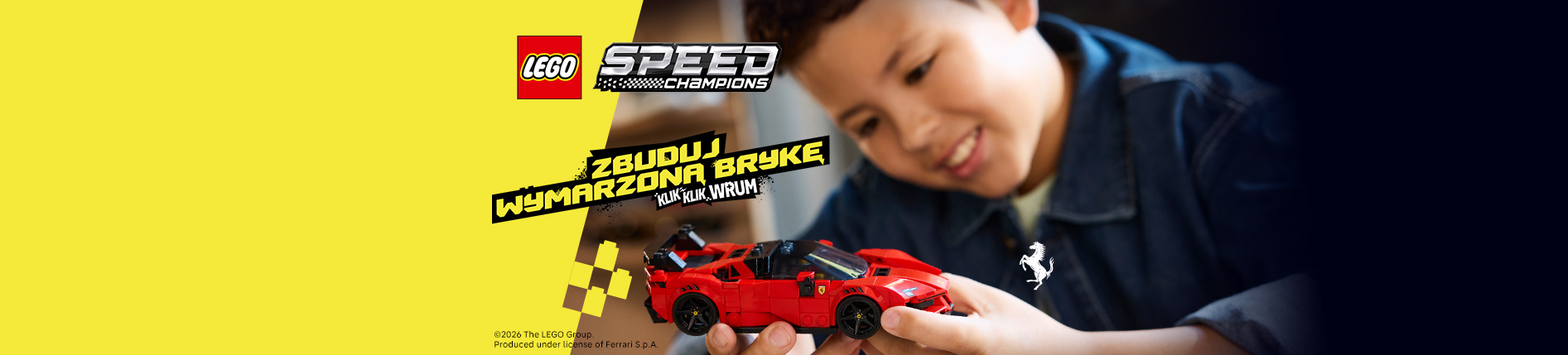 Baner LEGO Speed Champions. Uśmiechnięty chłopiec trzyma zbudowany z klocków czerwony samochód Ferrari. Obok logotypy LEGO i Speed Champions oraz hasło „Zbuduj wymarzoną brykę. Klik, klik, wrum”.