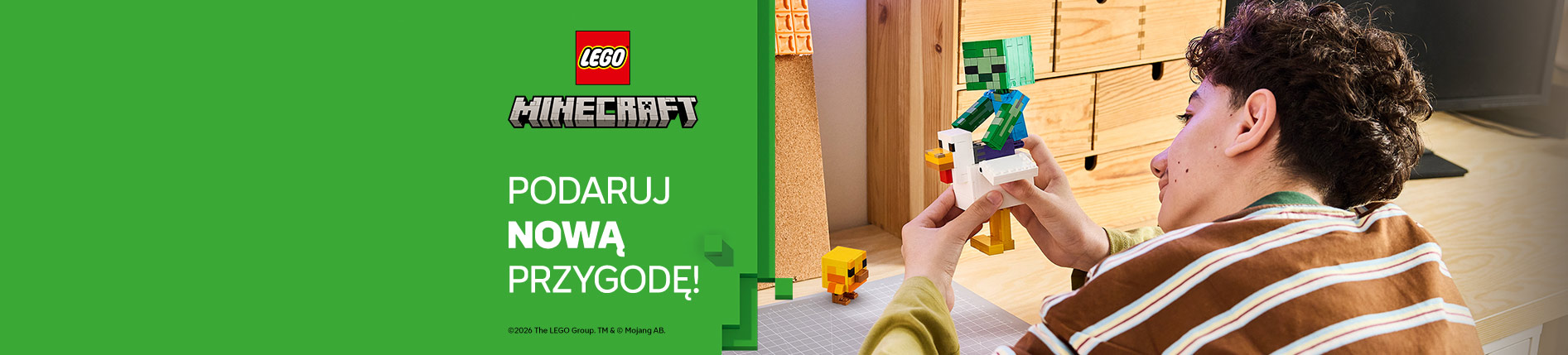 Zielona grafika LEGO Minecraft z hasłem „Podaruj nową przygodę!”. Po prawej chłopiec bawi się zbudowaną z klocków figurką zombie jadącego na białej kurze; obok widoczne są inne elementy zestawu LEGO Minecraft.