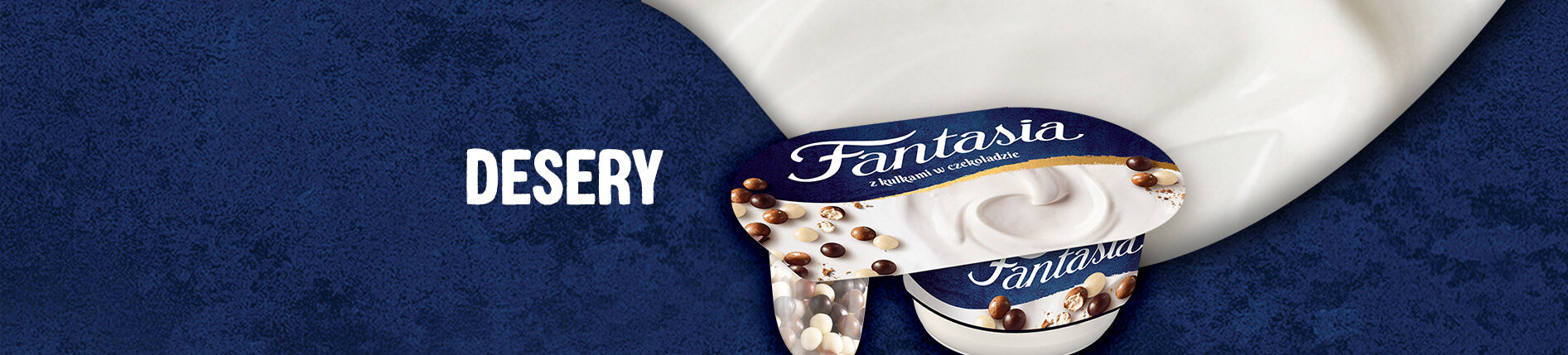 Baner kategorii „Desery” na granatowym tle. Deser mleczny Danone Fantasia z kulkami w czekoladzie, w dwuczęściowym opakowaniu z osobną porcją chrupiących kulek, na tle kremowego jogurtu.