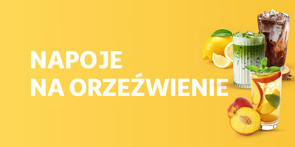 Trzy orzeźwiające napoje: matcha, mrożona herbata z brzoskwinią i kawowy napój z mlekiem, obok cytryna i brzoskwinie.