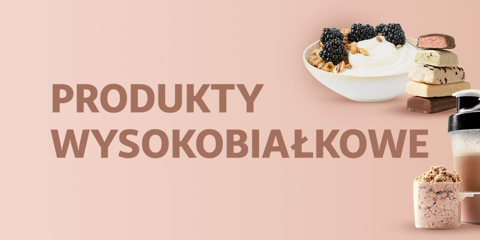 Grafika z napisem „Produkty wysokobiałkowe” na jasnoróżowym tle. Widoczne miska jogurtu z jeżynami i granolą, shaker z koktajlem białkowym, miarka z odżywką białkową oraz ułożone kostki batonów proteinowych.