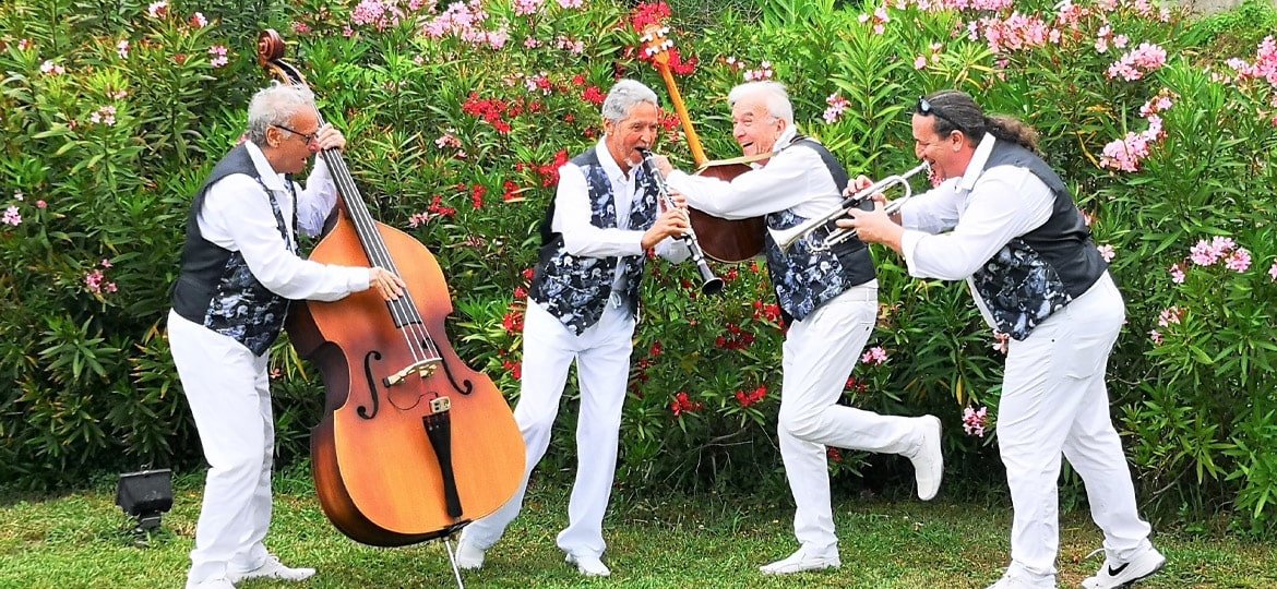 BANJO-PLAYER-AND-FRIENDS 250823 -thegem-blog-default (1)