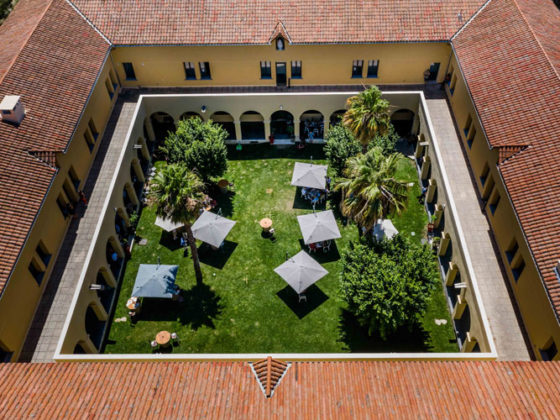 vue-drone-restaurant-les-jardins-du-cloitre-de-marseille-560x420