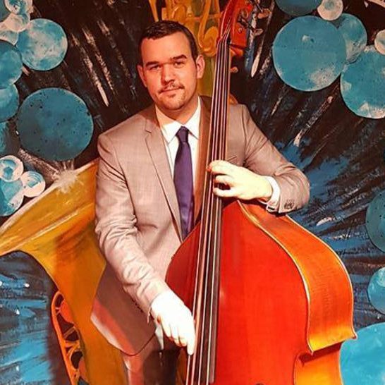 geraud-portal-le-jazzman-bucheron-qui-manie-aussi-bien-la-contrebasse-que-la-tronconneuseM429968-e1651421839595