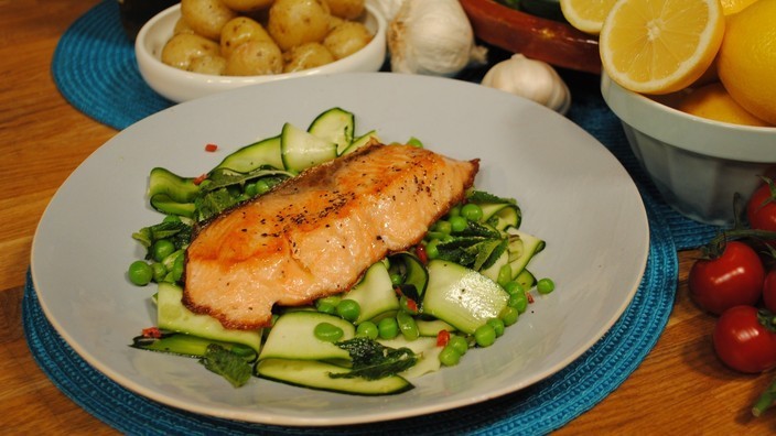 Grilled salmon with minty courgette salad | Lorraine