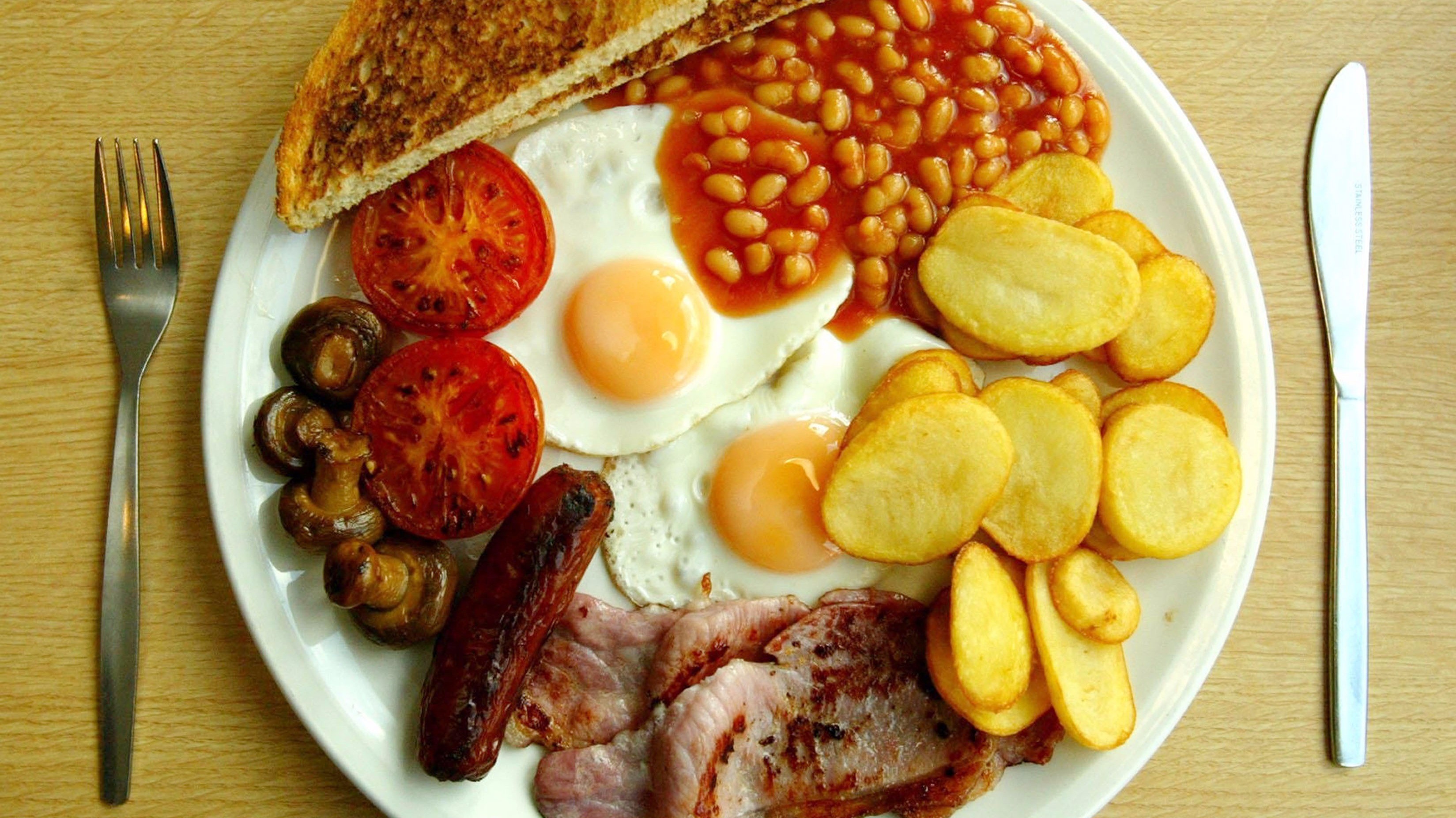 Плотная еда. Завтрак. Английский завтрак. Сытный завтрак. Традиционный английский завтрак.